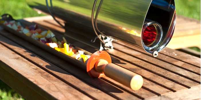 Der Campingofen GoSun Sport funktioniert ausschliesslich über Solarenergie und erreicht damit eine maximale Temperatur von 290°C. Der Campingofen GoSun Sport funktioniert ausschliesslich über Solarenergie und erreicht damit eine maximale Temperatur von 290°C.