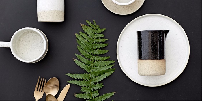 Stimmige Sache: Schwarze Keramik passt zu vielem und lässt sich je nach Dinner, ob entspannt oder schick, zusammen mit Accessoires immer wieder neu erfinden. Bild: Bloomingville Stimmige Sache: Schwarze Keramik passt zu vielem und lässt sich je nach Dinner, ob entspannt oder schick, zusammen mit Accessoires immer wieder neu erfinden. Bild: Bloomingville