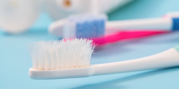 Classic or electric toothbrush: An old brush head does not give the same cleaning results. Classic or electric toothbrush: An old brush head does not give the same cleaning results.