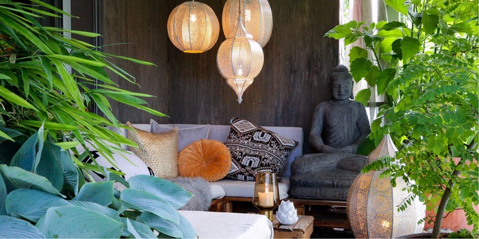 Putting a few oriental lamps together creates a lovely atmosphere.