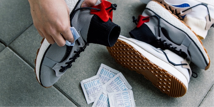 Vor allem im Herbst sind deine Kicks Schmutz und Nässe ausgesetzt – umso wichtiger, dass sie ein glänzendes Schutzschild haben. Vor allem im Herbst sind deine Kicks Schmutz und Nässe ausgesetzt – umso wichtiger, dass sie ein glänzendes Schutzschild haben.