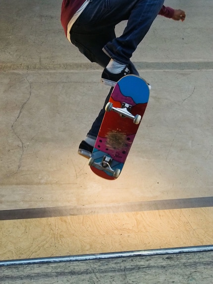 Adopter des séquences de mouvements : Il est relativement facile d'anticiper quand et où le patineur va rebondir.