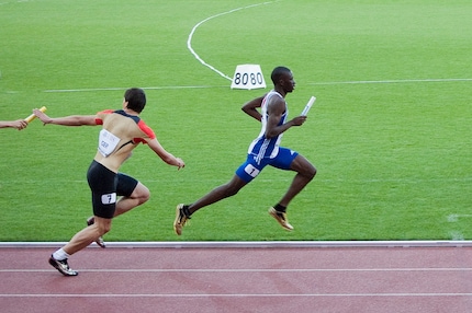 J'ai même pris cette photo avec une mise au point manuelle. Cela a été possible parce que j'ai pu prérégler avec précision la distance entre moi et l'hippodrome. Et c'était nécessaire parce que l'autofocus du vieux Nikon D70 (construit en 2004) n'était tout simplement pas assez rapide.