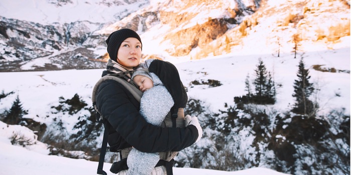 Egal, ob dein Baby in einer Trage oder im Kinderwagen ist. Sorge für genügend Wärme!