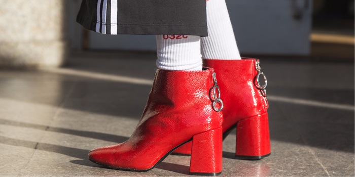 Der Athleisure-Stil macht's möglich: Tennissocken glänzen mit coolen Boots und gestreiften Trackpants in neuem Licht. Der Athleisure-Stil macht's möglich: Tennissocken glänzen mit coolen Boots und gestreiften Trackpants in neuem Licht.