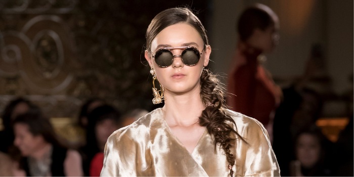 The single earring brings a smile to your face. "That's what you wear now" - you might say more than usual when you decide on the look. But the trend convinces with its refreshing style. Picture: Christian Siriano FW 17