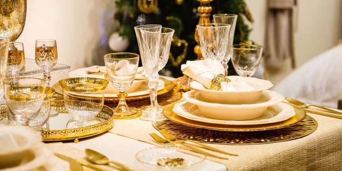 Brillent de mille feux: couverts dorés, assiettes avec bord doré et sets de table dorés assurent une ambiance festive à table. Brillent de mille feux: couverts dorés, assiettes avec bord doré et sets de table dorés assurent une ambiance festive à table.