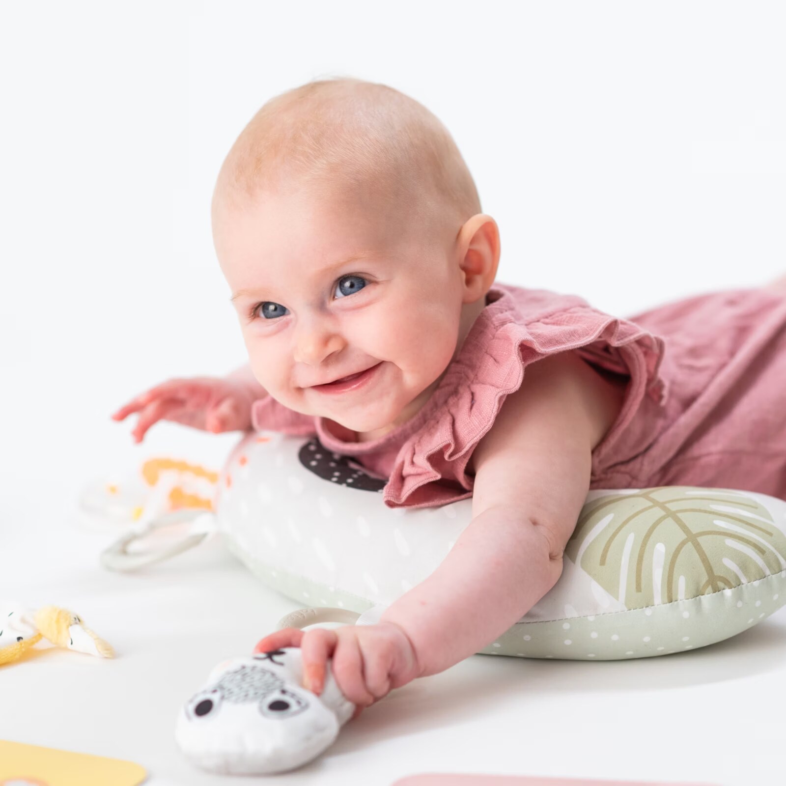 Taf Toys Aufstellbuch-Set – 7-teiliges Baby-Reiseset Inkl. Stoffbuch, Hasen-Rassel, Schnullerbox, Wickelunterlage & Clips – Ab Geburt